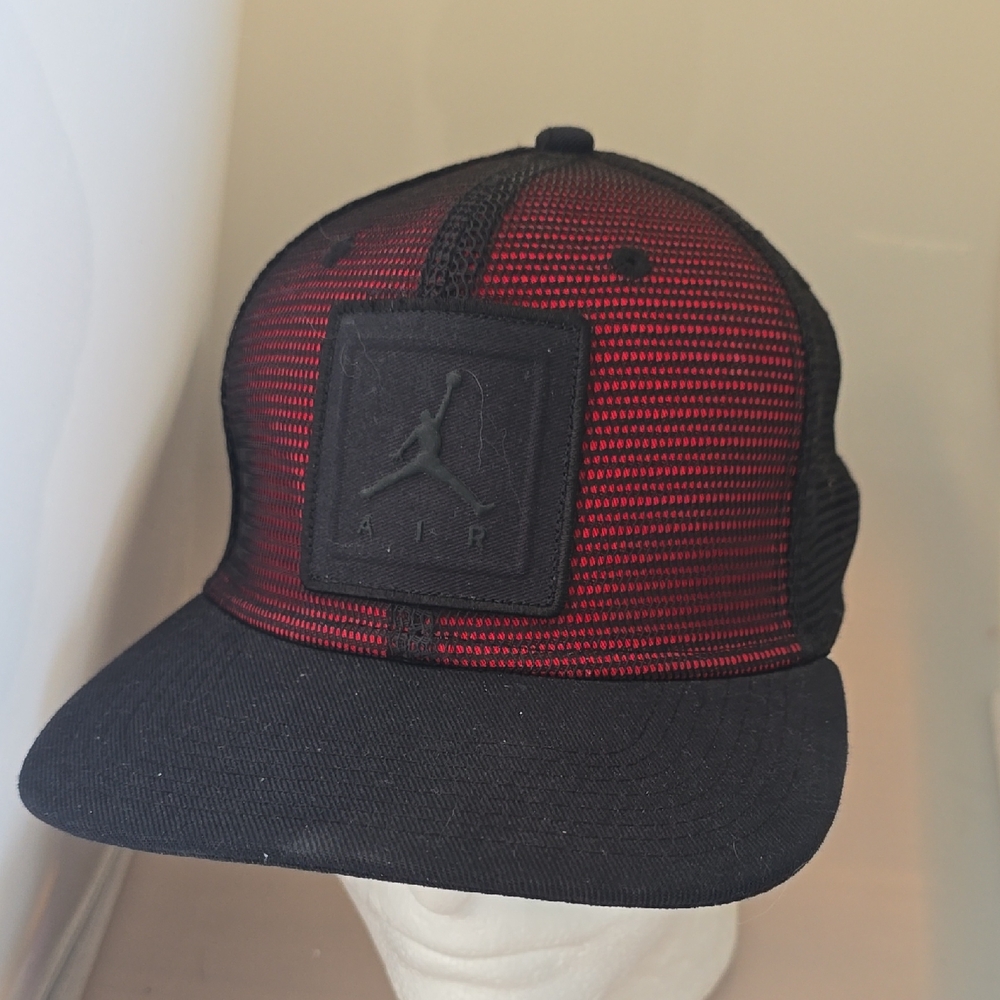 Jordan Trucker Black Cap with Logo Detail
